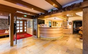 a kitchen with a counter and a bar in a room at Hotel Kajetansbrücke in Pfunds