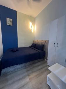 a bedroom with a bed and a blue wall at Cubic Botanical KL Bangsar Entire Unit Parking/Pool in Kuala Lumpur +17 photos