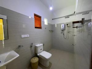 ein Badezimmer mit Toilette, Dusche und Waschbecken in der Unterkunft Society Ahangama in Ahangama + 9 Fotos