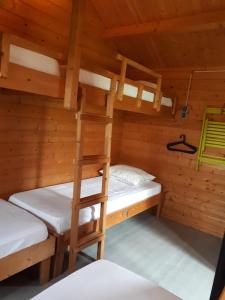 a room with two bunk beds in a cabin at Blokhut in Putten
