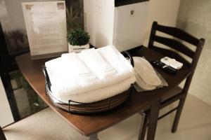 une pile de serviettes assises sur une table dans l'établissement Tierra Javier, à Ángeles