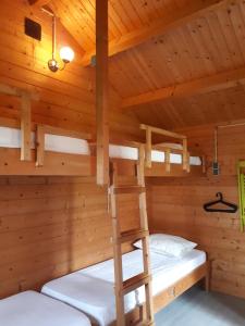 a room with two bunk beds in a log cabin at Blokhut in Putten