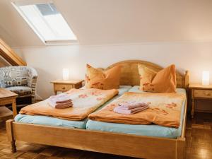 um quarto com 2 camas e toalhas em REBENTISCH - HOTEL Ferienwohnungen Restaurant em Hasselfelde