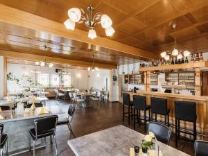 um restaurante com mesas e cadeiras e um bar em REBENTISCH - HOTEL Ferienwohnungen Restaurant em Hasselfelde