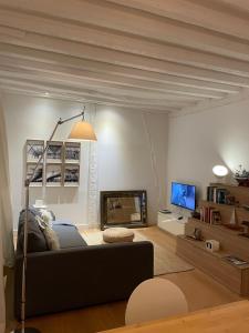 een woonkamer met een bank en een open haard bij Apartamento minimalista en el corazón de Bilbao in Bilbao