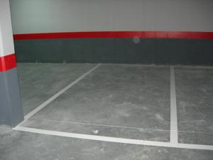 an empty tennis court with a red and green wall at Apartamento rural Felechosa in Felechosa