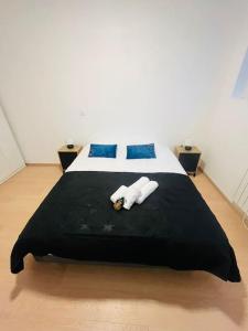 a bedroom with a bed with two towels on it at Le Lavoisier in Grenoble