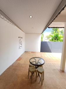 a room with a table and two stools at IPOH LYL EVERGREEN HOMESTAY in Ipoh