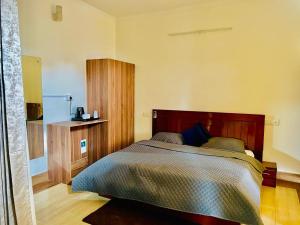 Un pat sau paturi într-o cameră la Hotel Suryadev