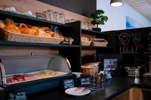 a bakery with a counter with bread and pastries at Stadtplatz23 B&B in Bogen