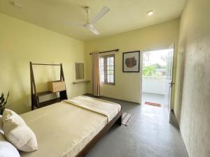 ein Schlafzimmer mit großem Bett und Fenster in der Unterkunft Society Ahangama in Ahangama