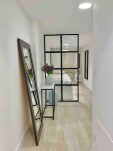 una stanza con uno specchio e un tavolo con un letto di Moderno apartamento con garaje privado en el centro de Vigo a Vigo