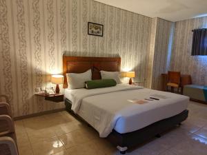 Postel nebo postele na pokoji v ubytování Hotel Nalendra Plaza Subang