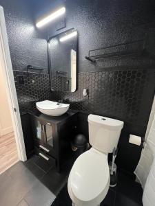 y baño con aseo blanco y lavamanos. en Cozy and Spacious Home, en Las Vegas