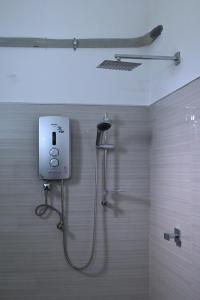 eine Dusche im Bad mit Duschstange in der Unterkunft Society Ahangama in Ahangama
