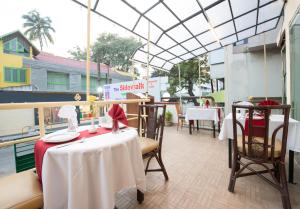 Restauracja lub miejsce do jedzenia w obiekcie Nahar Heritage Hotel