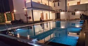 duży basen z osobą w tle w obiekcie LGR Club House w mieście Poringalkuthu