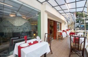 Un restaurante o sitio para comer en Nahar Heritage Hotel