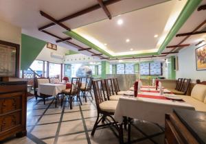 Restorāns vai citas vietas, kur ieturēt maltīti, naktsmītnē Nahar Heritage Hotel