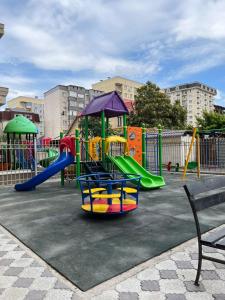 einen Park mit Spielplatz mit Rutsche in der Unterkunft Уметалиева in Bischkek