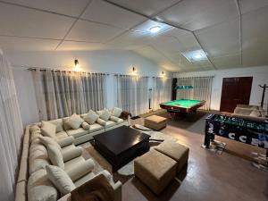 sala de estar con sofá y mesa de billar en Eastland Bungalow, Hewaheta, Kandy en Hewaheta