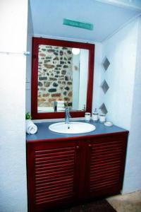 y baño con lavabo y espejo. en Eastland Bungalow, Hewaheta, Kandy en Hewaheta