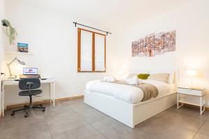 a white bedroom with a bed and a desk at CaseOspitali - Casa Klimt, rinnovato bilocale in centro storico per 4 in Cernusco sul Naviglio
