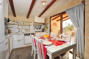 une cuisine avec une table et des chaises dans l'établissement Alba apartment with swimming pool, à Kanfanar