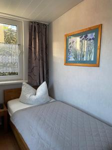a bedroom with a bed and a window at Meyers Veranda in Zingst