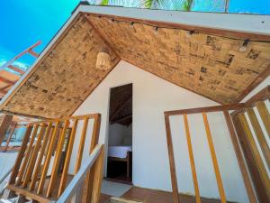 Casa pequeña con techo de madera en Pipa de Playa Resort Café, en Gubat