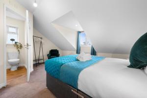 ein Schlafzimmer mit einem Bett und einem WC in einem Zimmer in der Unterkunft 4BR Contractor House in Birmingham w/Parking in West Bromwich