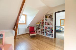 een woonkamer met een boekenplank gevuld met boeken bij La maison d'Alphonse : Plouha, proche de la plage in Plouha