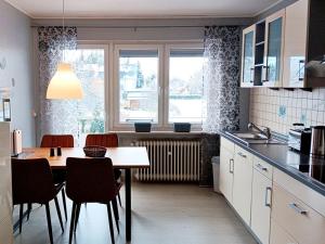 une cuisine avec une table et des chaises ainsi qu'une fenêtre dans l'établissement Abendsonne Obergeschoss mit Balkon, à Coblence