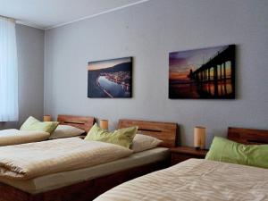 une chambre avec trois lits et un pont sur le mur dans l'établissement Abendsonne Obergeschoss mit Balkon, à Coblence