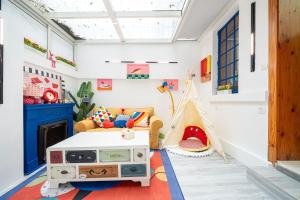Habitación infantil con tienda y sofá en Shanghai Hills & Well-time Memphis B&B en Shanghái