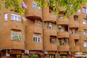 un grand bâtiment en briques avec de nombreuses fenêtres dans l'établissement La Chiocciola, à Lido di Ostia