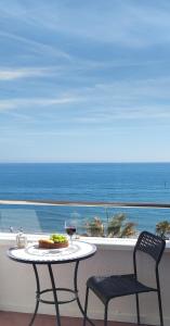 stół i krzesła na balkonie z widokiem na ocean w obiekcie Rocachica Edén Beach 41 w mieście Torremolinos