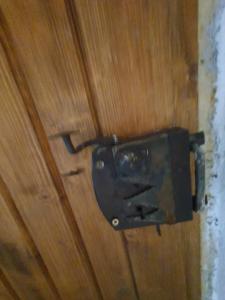 a toilet paper dispenser on a wooden door at Casa Bunicii in Topliţa