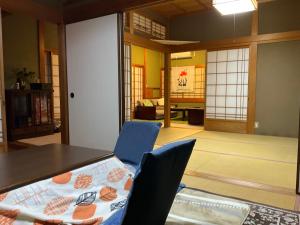 uma sala de jantar com uma mesa e duas cadeiras em ゲストハウス Rei em Hongu