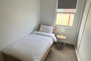 Un dormitorio pequeño con una cama y una ventana. en No. 231 Waterfront, en Portland