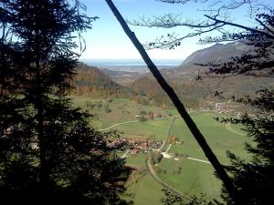 uma vista para uma aldeia num vale com árvores em Ferienwohnung Gilch em Oberwössen