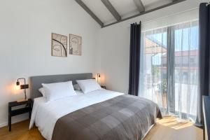 Un dormitorio con una cama y una ventana grande. en Villa Gala, en Kringa 25 fotos más