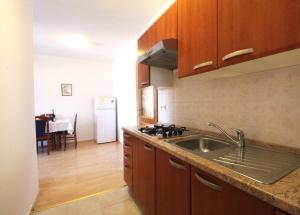 una cucina con lavandino e piano di lavoro di Apartment Katarina wit sea view 1 a Zambratija