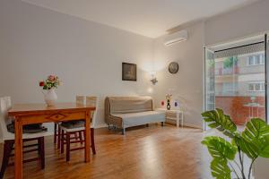 un salon avec une table et une chaise dans l'établissement La Chiocciola, à Lido di Ostia