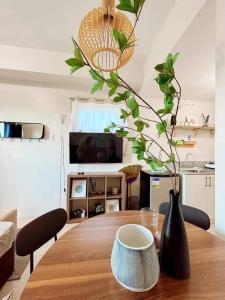 ein Holztisch mit einer Vase darauf in der Unterkunft Condo in Tagaytay City - SMDC Cool Suites - TRP15 in Tagaytay + 35 Fotos