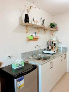 eine Küche mit Spüle und Arbeitsplatte in der Unterkunft Condo in Tagaytay City - SMDC Cool Suites - TRP15 in Tagaytay
