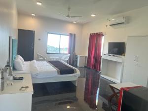 Mango Valley Resort Ganpatipule客房内的一张或多张床位