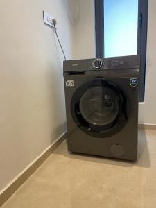 a black washing machine sitting in a room at Elegance and Comfort in Christiansborg