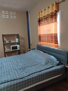 En eller flere senge i et værelse på Flower Apartment on the beach