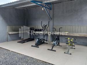 ein Fitnessstudio mit mehreren Trainingsgeräten in einem Raum in der Unterkunft Cerry Village near RS Mitra Siaga Tegal RedPartner in Tegal